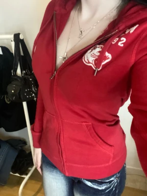 Snygg röd abercrombie & fitch zip up - Storlek S! Har en super liten fläck vid axeln som man kan se vid sista bilden. 
