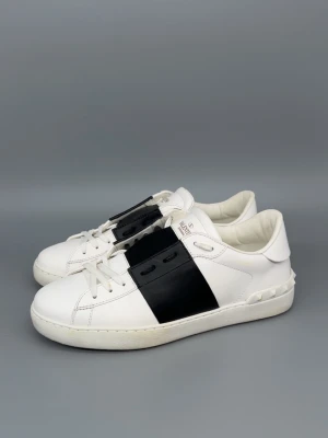 Valentino Open | 43 - Valentino Open Skor i nyskick! Storlek 42.5 men passar 43. Nypris: 7000kr. Självklart äkta! Hör av er vid funderingar!