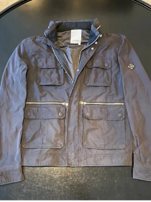 J linberg field jacket - Fin j linberg field jacket i mörkblå. Storlek L (ganska liten i storlek) Hör av dig vid frågor eller mer bilder😁Pris inte hugget i sten