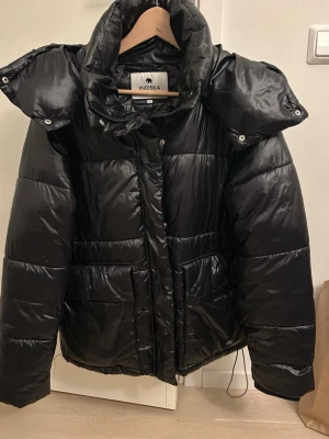 Svart pufferjacka från Indiska - Säljer en svart pufferjacka från Indiska i storlek M i mycket bra skick. Jackan har stora fickor och en stor mysig luva. Perfekt för kalla dagar!!