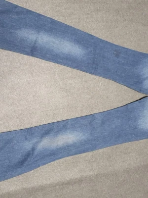 Diesel jeans  - Säljer mina helt nya diesel jeans som jag gick som present. De är väldigt fina och sitter väldigt fint när man har på sig De. Säljer De då de inte passar mig. På bilden kan man se storleken.