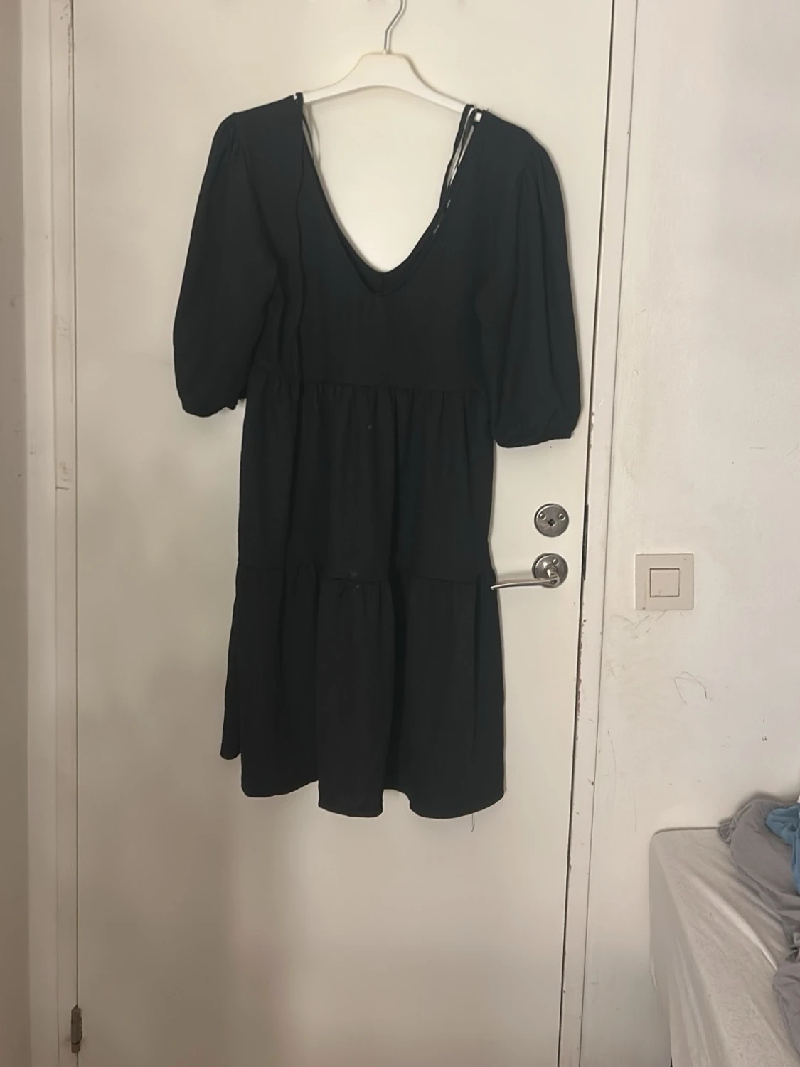 Svart kortklänning med puffärm - 1