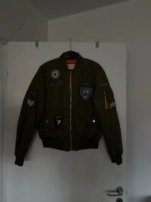 Bomberjacka grön  - Storlek XL, liten i storlek. Aldrig använd. 