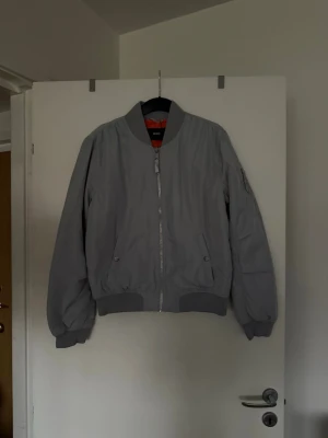 Bomberjacka grå  - Storlek L. Aldrig använd. 