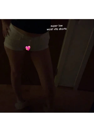 Super low vita shorts med snörning - Säljer ett par super low waist vita shorts med snörning framtill. De är korta och har en clean look utan mönster, perfekta för dig som gillar en enkel och fräsch stil. Passar dig som vill ha riktigt lågt skurna shorts under sommaren.