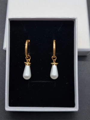 Handgjorda örhängen  - Stilrena örhängen inspirerade av Maria Nilsdotter. ☝️Vid köp ingår två extra berlocker som kan bytas ut, då själva hänget är ömtåligt och känsligt för stötar.