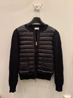 Svart moncler cardigan - Intresskol på min cardigan, köpte den för 4000kr på Plick och den är äkta då QR koden går att scanna. Den är i nyskick då jag inte använt den så pass mycket! Den är i storlek xs men den passar bra på mig och jag har oftas S!