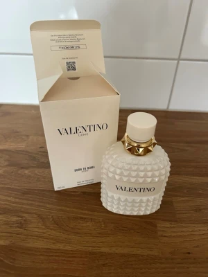 Valentino Uomo Born In Roma Ivory - Stilren och exklusiv doft från Valentino, Born In Roma Ivory. Flaskan rymmer 100 ml Eau de Toilette och har en unik design med gulddetaljer. Perfekt för dig som vill sticka ut med en modern touch. Endast upppackad, felköp