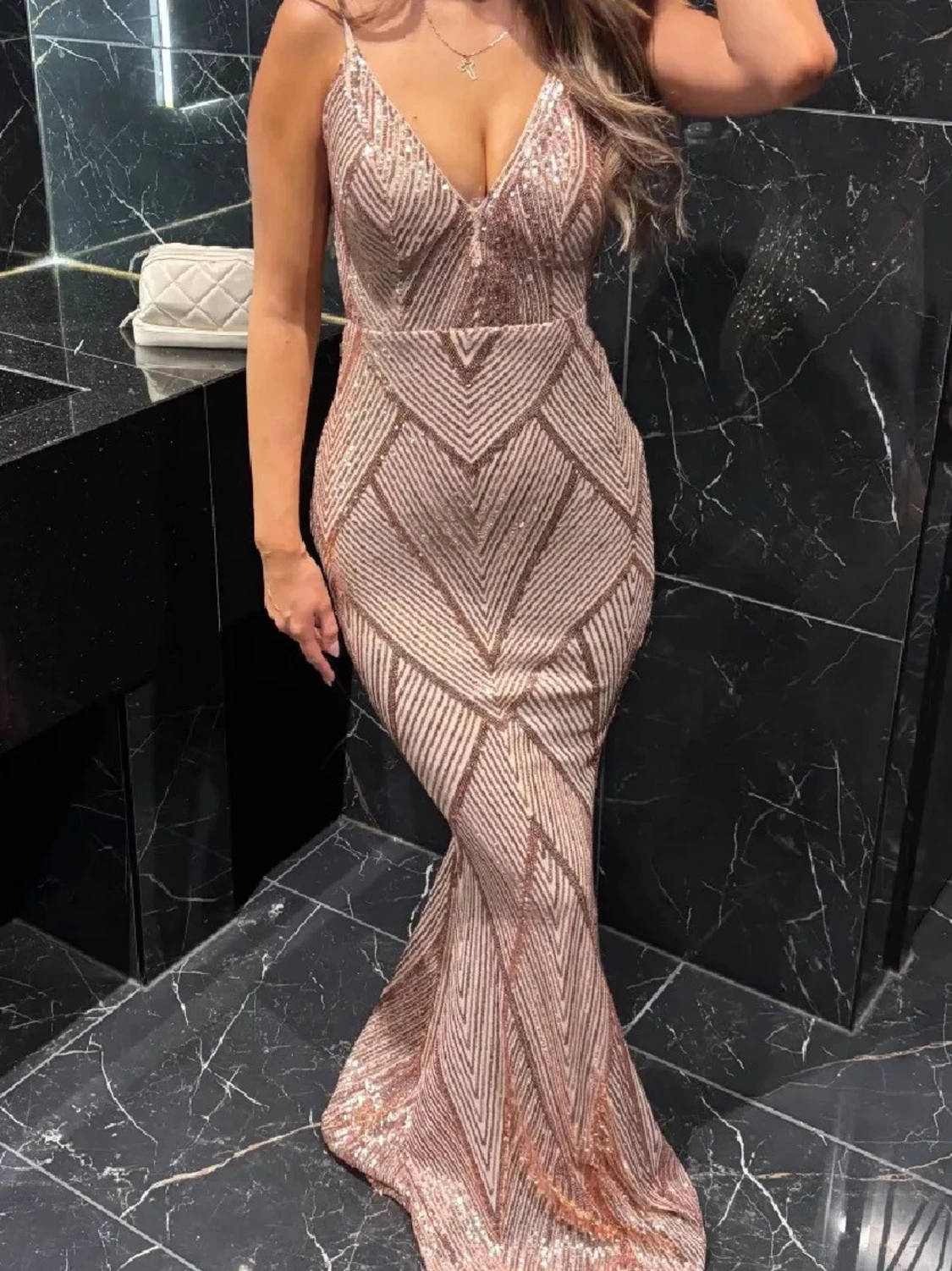 Glittrig långklänning med öppen rygg. Balklänning - 1