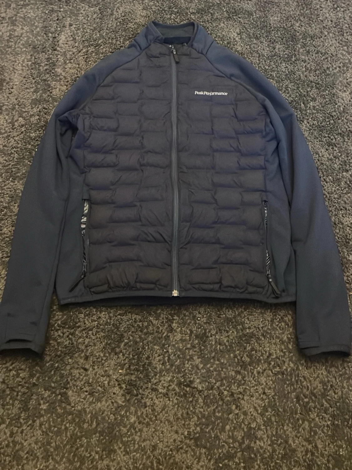 Mörkblå quiltad jacka Peak Performance