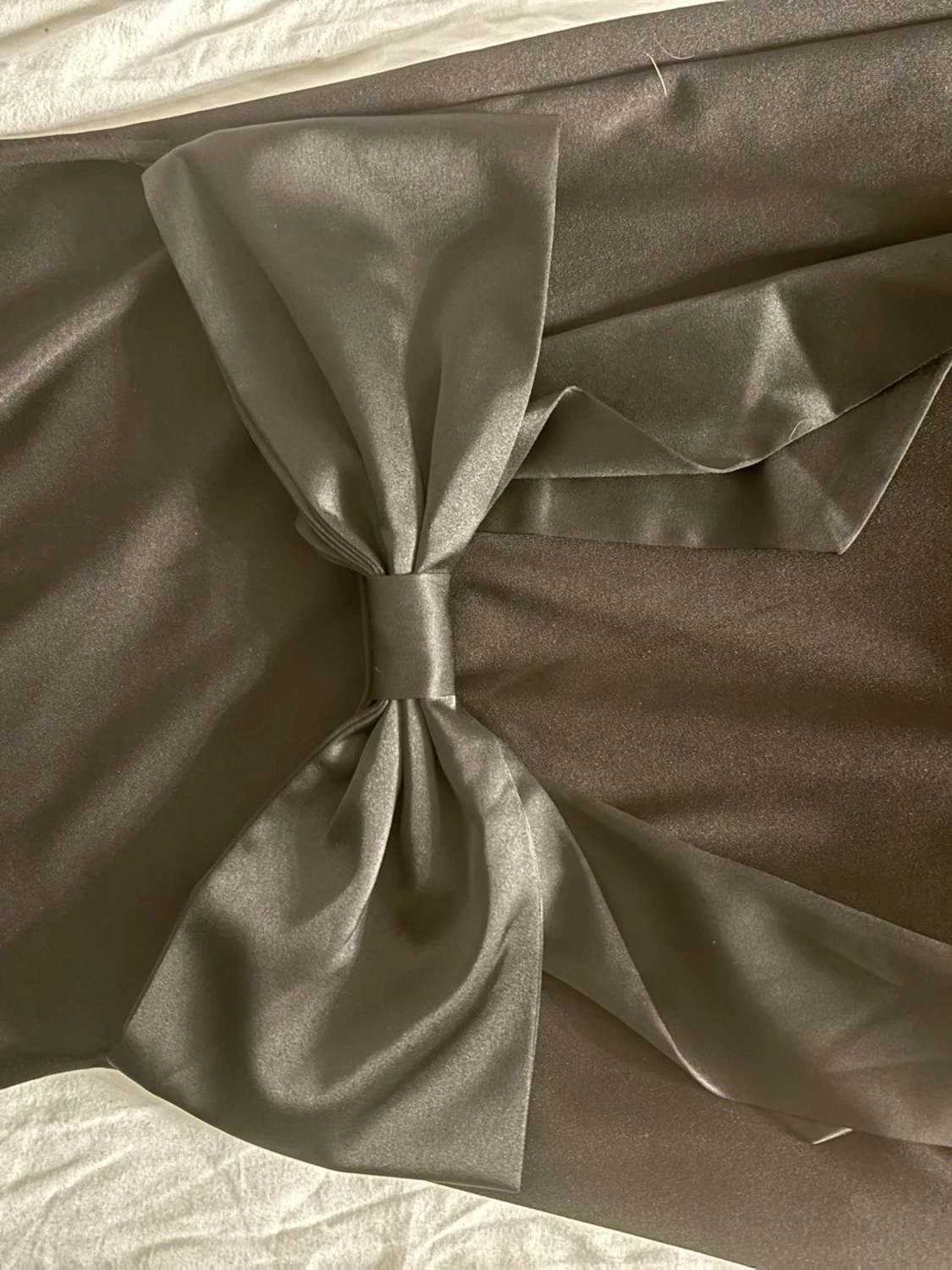 Svart långklänning med rosett - 2