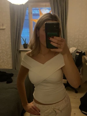Vit Gina topp - En jättesöt topp från Gina som jag tror inte går att köpa längre, köpt för ca 2 år sen och använd max 3ggr och därav säljer jag den då den inte används💗💗💗
