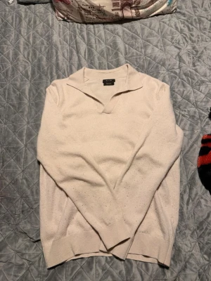 Massimo Dutti - Säljer en stilren beige polotröja från Massimo Dutti i extrafin ull. Tröjan är i originalstorleken M men passar S bättre.    Vid frågor och funderingar är det bara att kontakta.       Ny pris är ungefär 2400kr