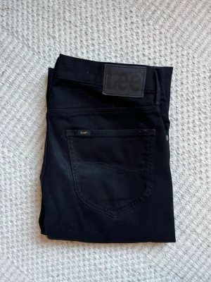 Lee jeans i nyskick modell ”West” - Säljer dessa riktigt snygga och sköna svarta Lee jeans i modellen West, storleken är 30/32 och de är i nästintill nyskick då de knappt blivit använda, kvitto finns köptes för någon månad sedan i butik för runt 1200. Pris kan diskuteras vid smidig affär:) Gratis frakt!