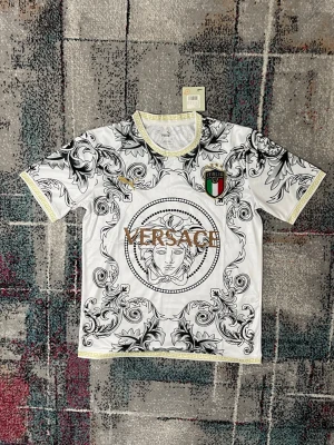 Italia Special - Säljer denna riktigt snygga tröjan för ett perfekt pris! Skriv till om ni ör intresserade eller har funderingar kring tröjan.