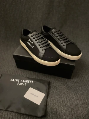 Svarta Saint Laurent skor - Säljer dessa extremt snygga Saint Laurent skorna i topp kvalitet. Storlek 44 | Aldrig använda | Allt på bilderna medföljer | Tveka inte att kontakta vid minsta fråga eller fundering 💭 Priset är självklart diskutabelt 💸