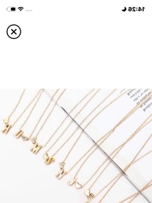 Bokstav Halsband  -  flera halsband med bokstavsberlocker i guld färg , finns A-Z kvar  , 79kr/st 