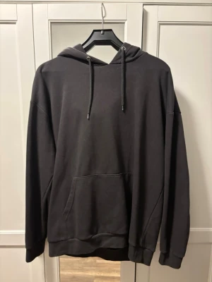 Svart Hoodie - Svart basic Hoodie, använd fåtal gånger, använda ej därav till salu! Pm vid fler frågor! 