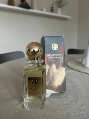 Benajmin barber saffron & leather intense dep  - Benajmin barber saffron & leather intense dep   Kartongen är öppnad men ingen prislapp för att jag fick den i present. (Nypris 1595kr)