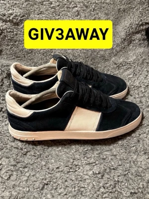 Valentino flycrews  - Delar ut ett par Valentino flycrews                            Allt du behöver göra är att följa och lika bilden. Vinnaren dras den 31 december via spin the wheel.                                                                 Vinnaren är @S1m0n0811 grattis!!!