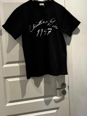 Polo T-shirt Retro - Säljer denna stilrena, efterfrågade retro T-shirten  från Polo Ralph Lauren. Riktigt utmärkt kvalitet och väldigt snygg som passar allt. Skriv gärna vid intresse och för mer information! Tveka inte på att skicka bud.