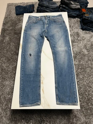 Dondup jeans - Säljer nu ett par riktigt feta Dondup jeans. Lappen där storleken står är avklippt så här är måtten istället: Midjan är 45,8 cm och längden på jeansen från midjan och ner är 110 cm. Om du har några fler funderingar så är det bara att fråga på! ❇️