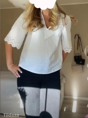 Vit blus  - Jättefin vit blus från H&M💗Slutsåld på H&M hemsida, kom med prisförslag! 