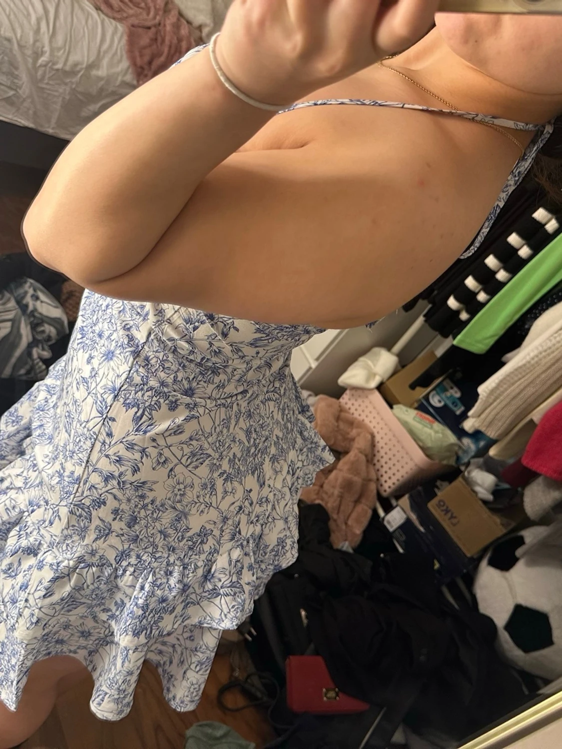 Blommig kortklänning med volanger - 1