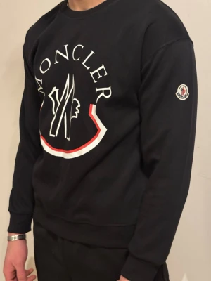 Svart sweatshirt från Moncler - Precis som i den första annonsen säljer jag en Moncler långärmad tröja. Den är i storlek M, men eftersom jag själv bär storlek L blir den för liten för mig. Passar därför perfekt för dig som normalt har storlek M. Tröjan är i fint skick och har en stilren design med Monclers höga kvalitet.