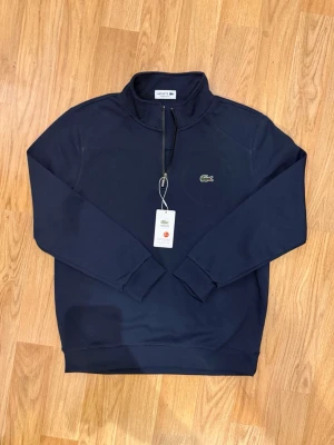 Lacoste Quarterzip  - Navy blue quarterzip från Lacoste - Helt Ny med tags på !