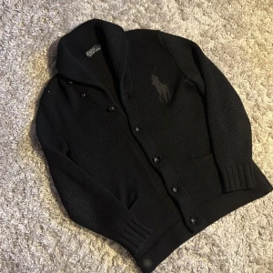 Big Pony Ralph Lauren ull Cardigan  - Säljer denna riktigt snygga Ralph Lauren cardiganen i 100% Ull. Den är i bra skick utan defekter och är i storlek S. Bara att skriva över frågor och funderingar.