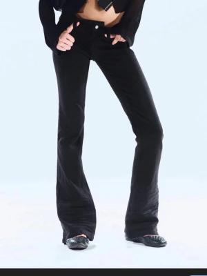 Lowwaist jeans - Lågmidjade trendiga jeans från weekday. Köptes för en vecka sedan och använda en gång men känner nu att de är för små. Säljer rätt billigt för vill bli av med dom så jag kan köpa andra 💓