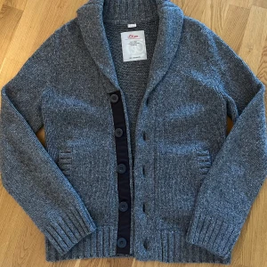 Stickad cardigan  - Tja tja, säljer nu denna feta cardigan från s.Oliver pga den inte kommer till användning! - Skick: 9/10 - Storlek: M - As härlig varm kofta! Skriv vid minsta fråga eller fundering! Mvh Carl