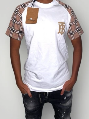 Burberry T-shirt strl S vit  - Helt ny. Fin replika med hög kvalitet. Modellen är 175cm lång och bär S på bilden. Pris: 949kr först till kvarn som gäller. Skickas direkt inom 24h