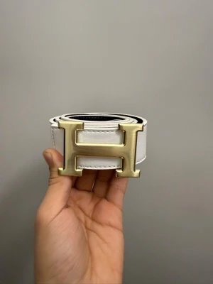 Vit-guldigt Hermèsbälte - Tja, säljer detta snygga vit-guldiga hermèsbälte. Inga defekter och i nyskick. Hojta till vid frågor eller funderingar!