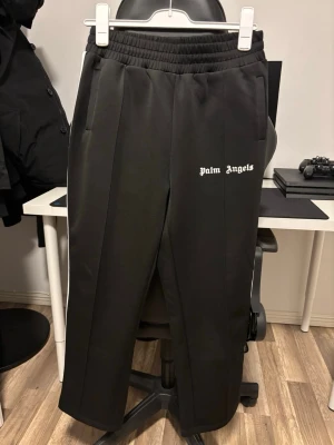 Palm Angels Mjukisbyxor - Svarta mjukisbyxor från Palm Angels i storlek L. Använda ENDAST 1-2 ggr! Använda ej därav till salu! Pm vid fler frågor! 