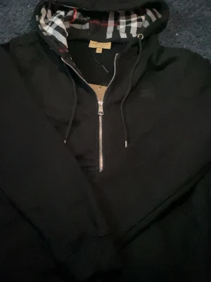 Svart burberry hoodie - Svart Burberry hoodie i storlek S. ÄKTA!!