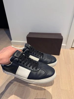 Valentino Flycrews  - Säljer ett par trendiga sneakers från Valentino Garavani i mörkblått och vitt skinn. Väldigt eftertraktade och exklusiva skor då de inte tillverkas längre. Använda ett fåtal gånger och är i väldigt bra skick då alla nitar också sitter kvar. Mitt pris: 3599, men pris kan diskuteras vid snabb affär. Skriv vid minsta fundering eller fråga!