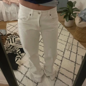 Zara jeans - Jeans från zara storlek 38 men sitter mer som 36. Har en liten fläck på ena benet men som knappt syns🤍