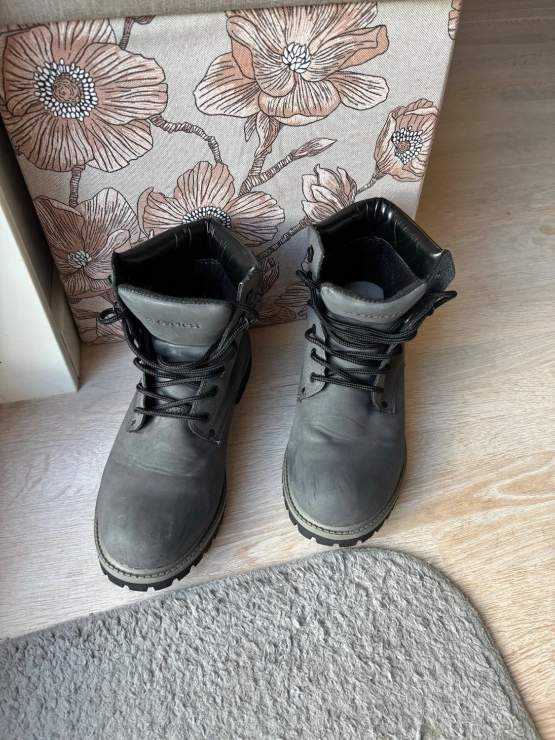 Grå boots från Everest med snörning