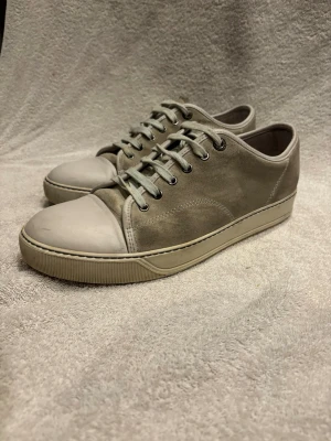 Lanvin - Hej! Säljer nu dessa väldigt populära lanvin skorna! Storlek och UK 8 vilket motsvarar 42 i EU storlek!  Nypris: 5000 kr Säljs för: 1000 kr