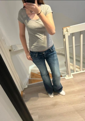 Ljusgrå T-shirt från lager 157 - Säljer en enkel och stilren ljusgrå t-shirt från Lager 157. Denna t-shirt är ett utmärkt basplagg som passar till det mesta i garderoben! Har kommit till användning fåtal gånger. Djur och rökfritt hem! 🚛👀✨  Bra att veta: * Märke: Lager 157 * Färg: Ljusgrå * Storlek: XS * Material: 85% Bomull, 10% Viskos och 5% Elastan * Skick: Mycket bra  Detaljer: * Sparsamt använd, inga defekter eller liknande! * Klassisk passform som är bekväm och lätt att matcha. * Perfekt för en avslappnad look.