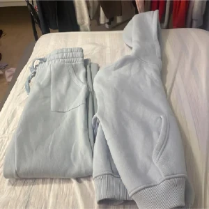 Ljusblå mjukis set - Hoodie och mjukis byxor jätte bra skick men de kan finnas en liten fläck på båda men de är inget man tänker på