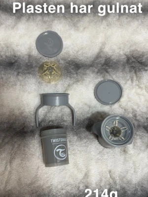 2 st Twist shake spillfri mugg - Twistshake mugg, inklusive lock. .🌸Plasten har gulnat. Mest stått i skåpet.