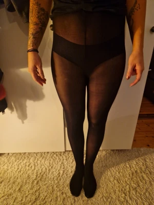 Tunna strumpbyxor svarta bra tålighet - Bilderna visar ett par svarta strumpbyxor, så har en bra tålighet och är helt svarta mycket snygga med lite glans i sig. Passar str xs-m ni får helt nya I förpackningen för dessa är bara till visning på mig. 