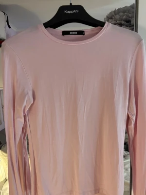 Ljusrosa långärmad topp från Bik Bok - Säljer en enkel och stilren ljusrosa långärmad topp från Bik Bok. Använd 1 gång 