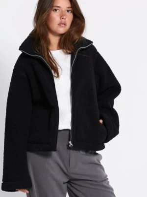 Svart teddyjacka/ pile jacka - Mysig svart teddyjacka med hög krage och två stora fickor framtill. Jackan har en rak, lite oversized passform och stängs med dragkedja. Perfekt för att hålla värmen och ge en cool look till din outfit.