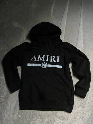Amiri hoodie! Svart  - Tveka inte för frågor! En fin svart hoodie med bokstäverna Amiri, fin för vintern och håller dig varm inför de kalla. 