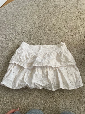 Vit kjol med broderi - Så fin! Aldrig använd då den var för liten på mig.