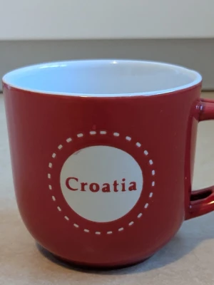 Mugg med texten Croatia  - Bilderna visar en mugg från K Home med texten Croatia 